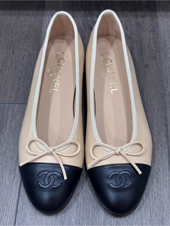 CHANEL Shoes - CHANEL CLASSIC CC LOGO BEIGE & BLACK LEATHER BALLET FLATS SHOES Size 37C